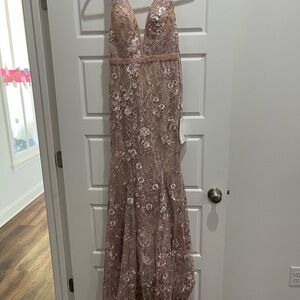 Elegant Lace Evening Gown